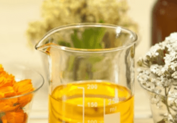 DIY Aromatherapy: ενισχύστε την ενυδατική σας κρέμα με χαμομήλι και τριαντάφυλλο