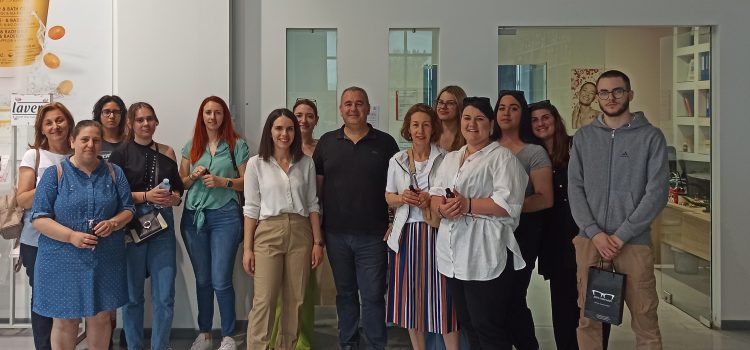 Οι μαθητές του ΙΕΚ Σιδροκάστρου αποκτούν πολύτιμες γνώσεις για τον κόσμο των αιθέριων ελαίων και των φυτικών συστατικών κατά την επίσκεψή τους στην Kirpitsas Ingredients